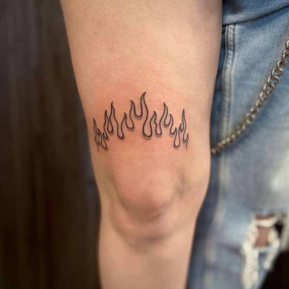 11. Ein Feuer-Tattoo oberhalb des Knies