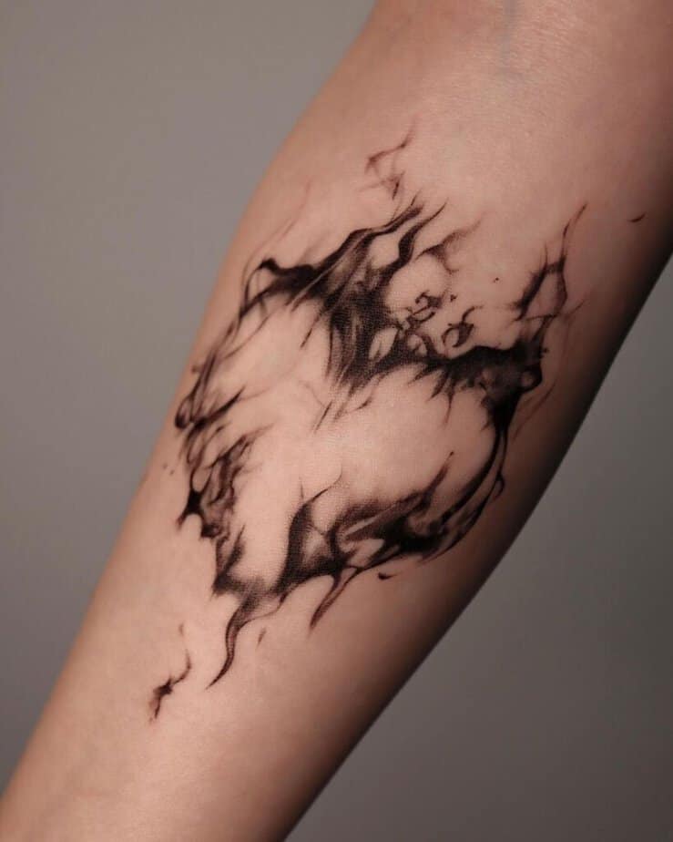 12. Ein brennendes Herz-Tattoo auf dem Arm
