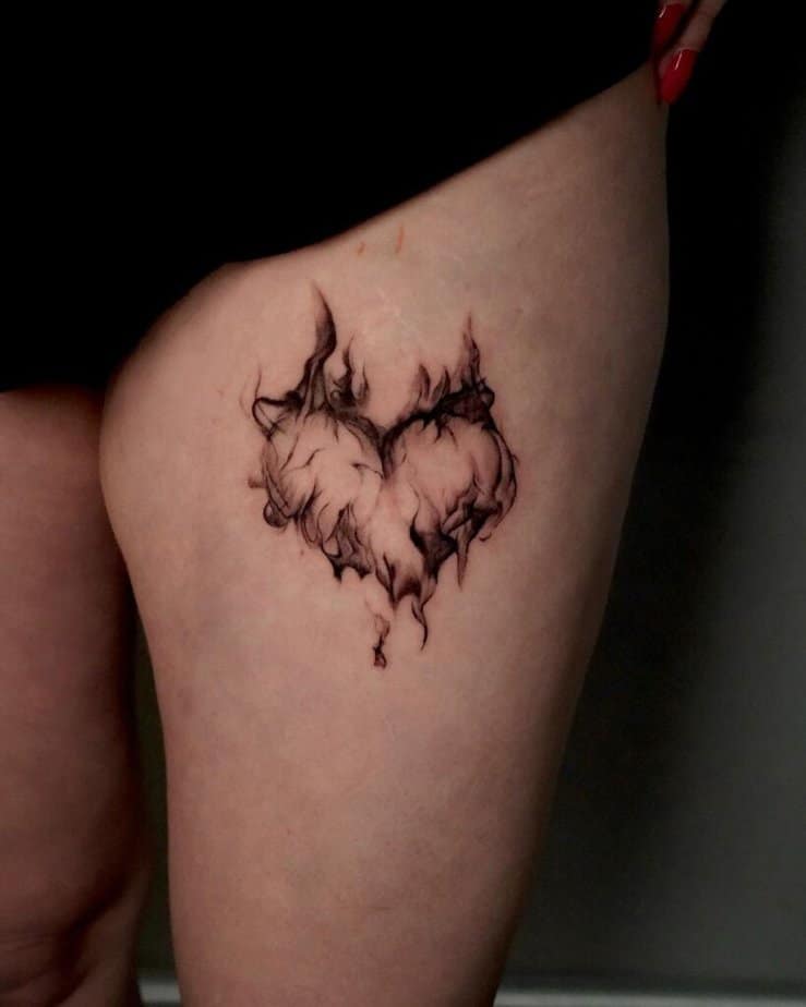 13. Ein brennendes Herz-Tattoo auf dem Oberschenkel