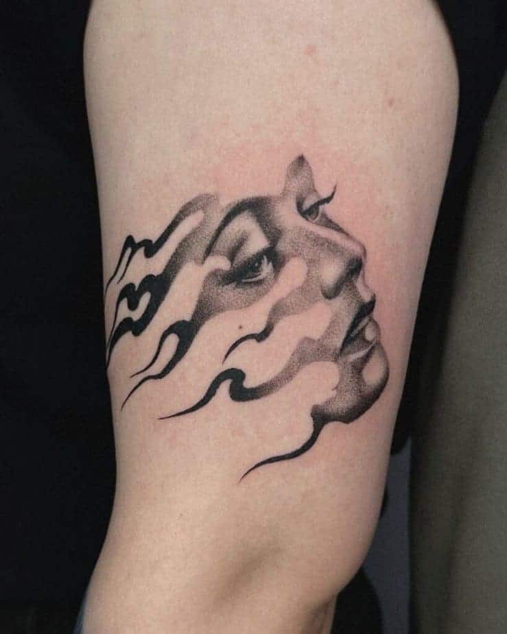 14. Ein Tattoo mit einem brennenden Gesicht