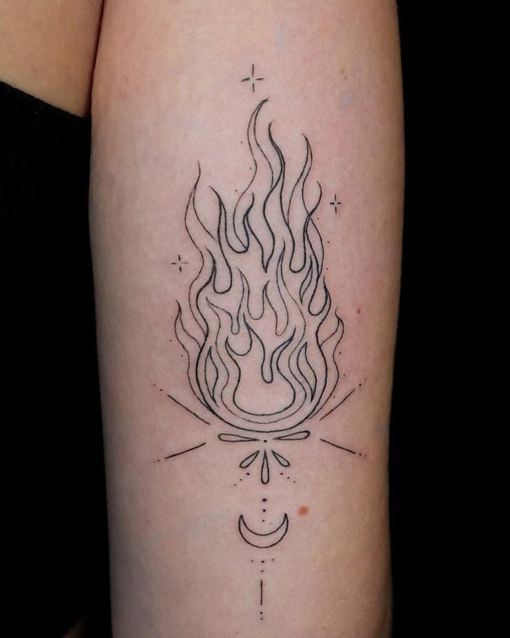 15. Ein ornamentales Feuer-Tattoo auf dem Oberarm