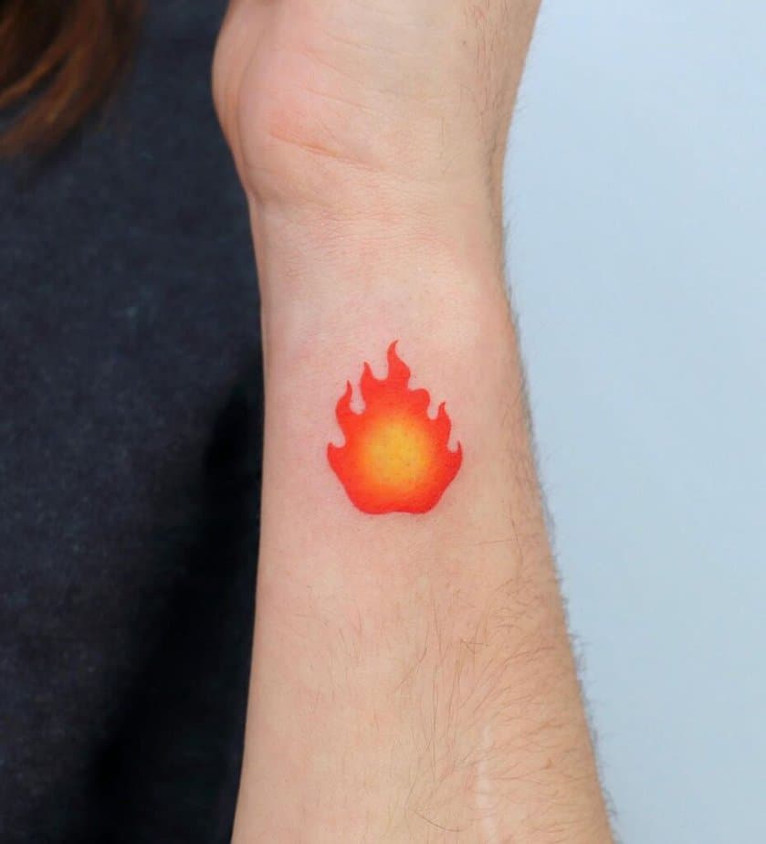 17. Ein Feuer-Tattoo am Handgelenk