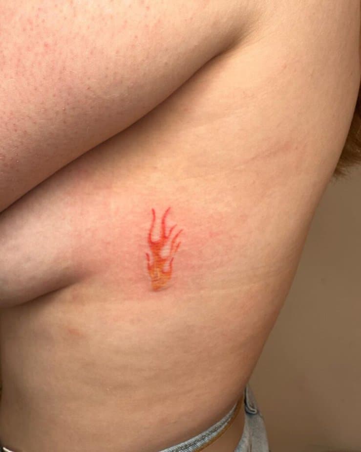 18. Ein Feuer-Tattoo auf dem Brustkorb