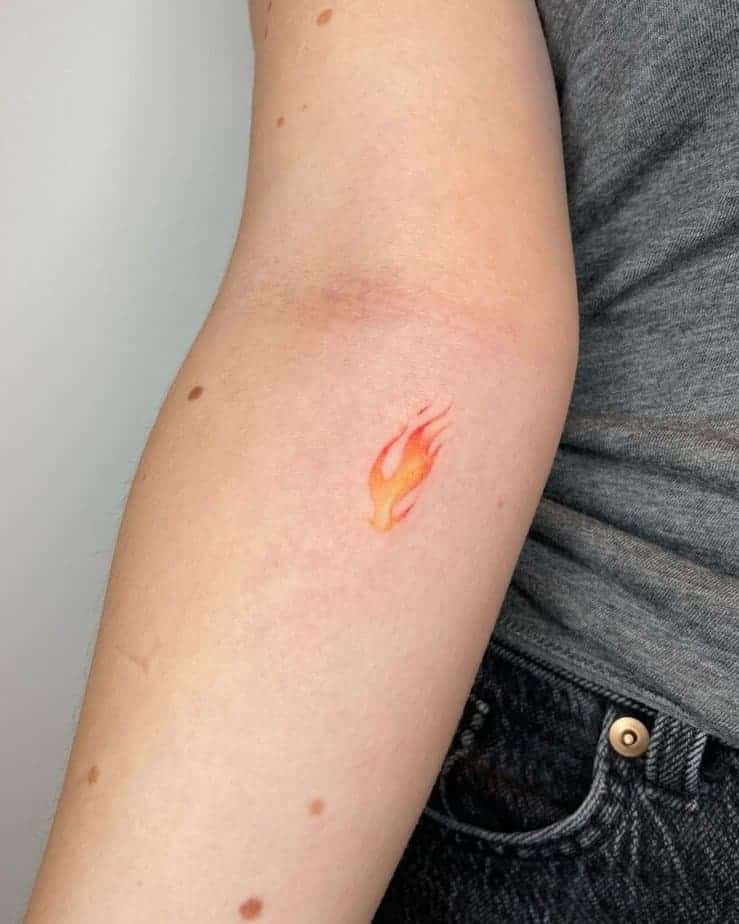19. Ein Feuer-Tattoo auf dem Unterarm