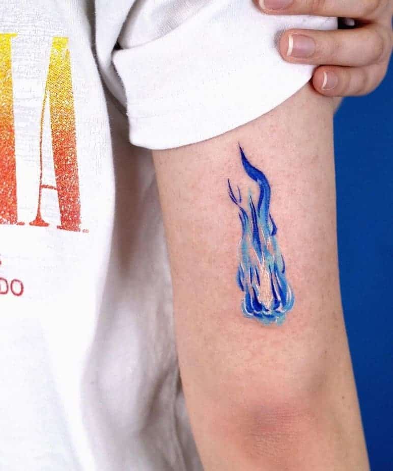 20. Ein blaues Feuer-Tattoo auf der Rückseite des Arms
