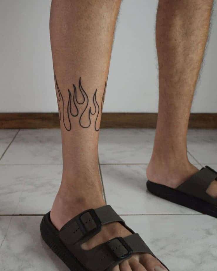 3. Ein Feuer-Tattoo auf dem Bein
