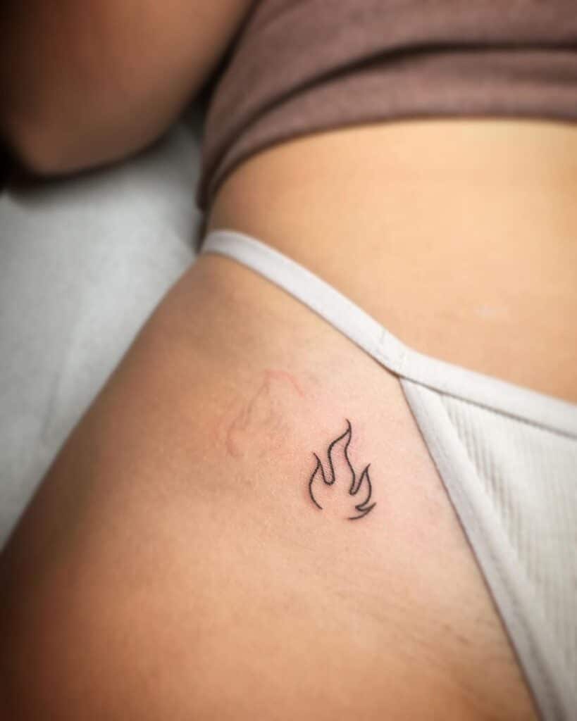 4. Ein Feuer-Tattoo auf der Hüfte