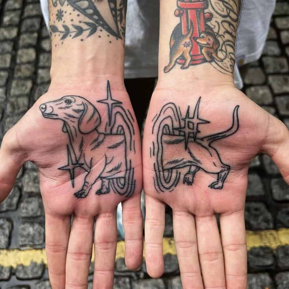 6. Ein Wursthund-Tattoo auf der Handfläche