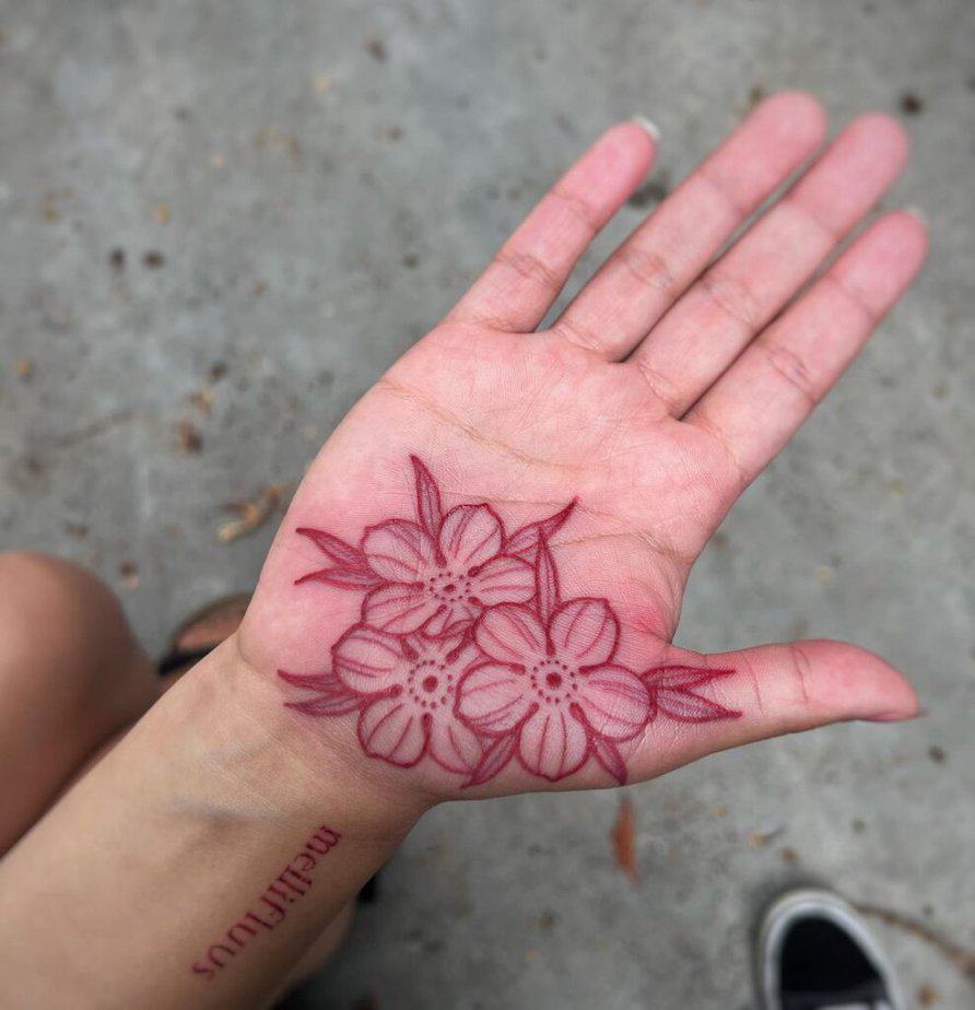 7. Ein Tattoo mit roter Tinte auf der Handfläche