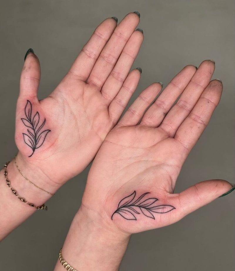8. Ein symmetrisches Blatt-Tattoo auf der Handfläche