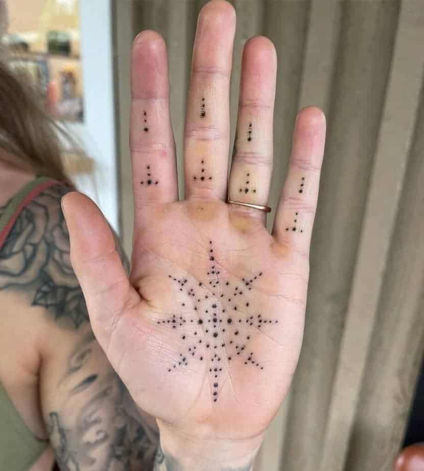 9. Ein Tattoo mit Punkten auf der Handfläche