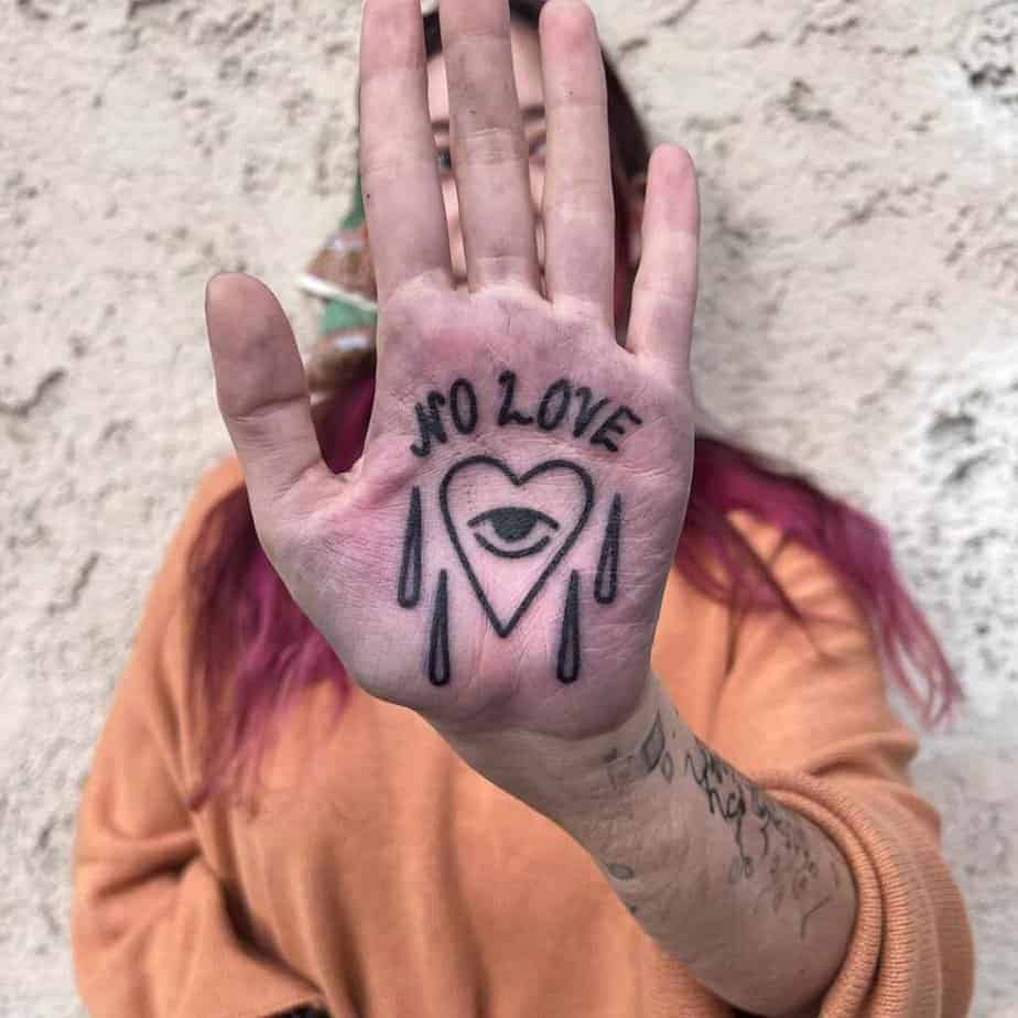12. Ein "Keine Liebe"-Tattoo auf der Handfläche