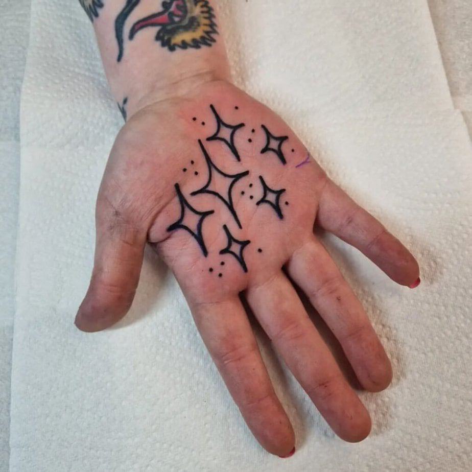 13. Ein Handflächen-Tattoo mit Glitzer