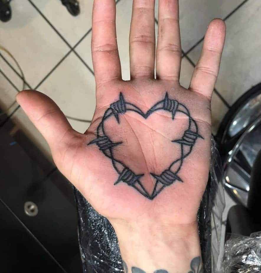 14. Ein Herz-Tattoo mit Stacheldraht auf der Handfläche