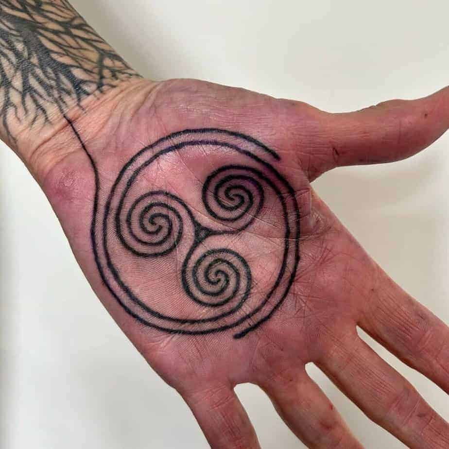 15. Ein geometrisches Tattoo auf der Handfläche