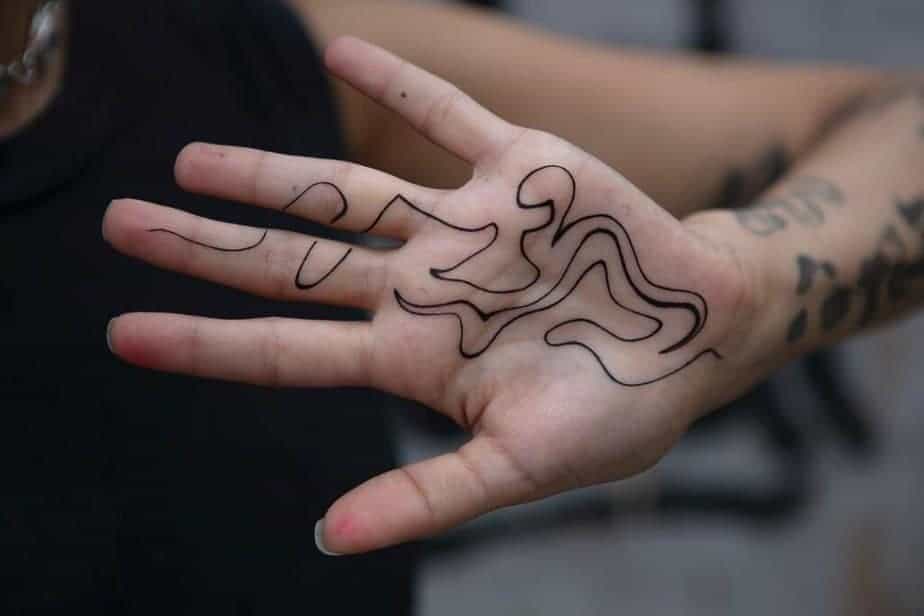 17. Ein abstraktes Tattoo auf der Handfläche