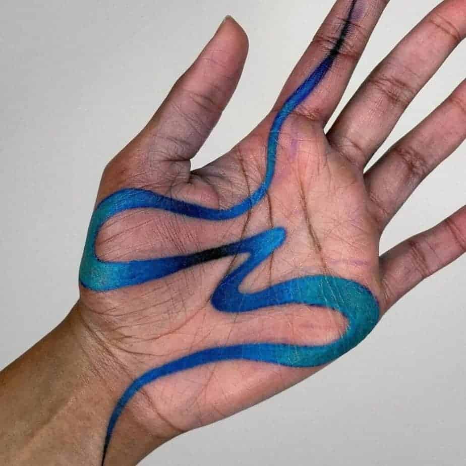 18. Ein farbiges abstraktes Tattoo auf der Handfläche
