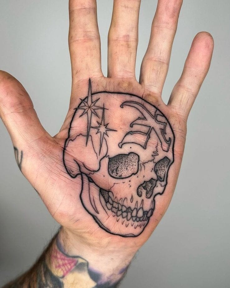 19. Ein Totenkopf-Tattoo auf der Handfläche