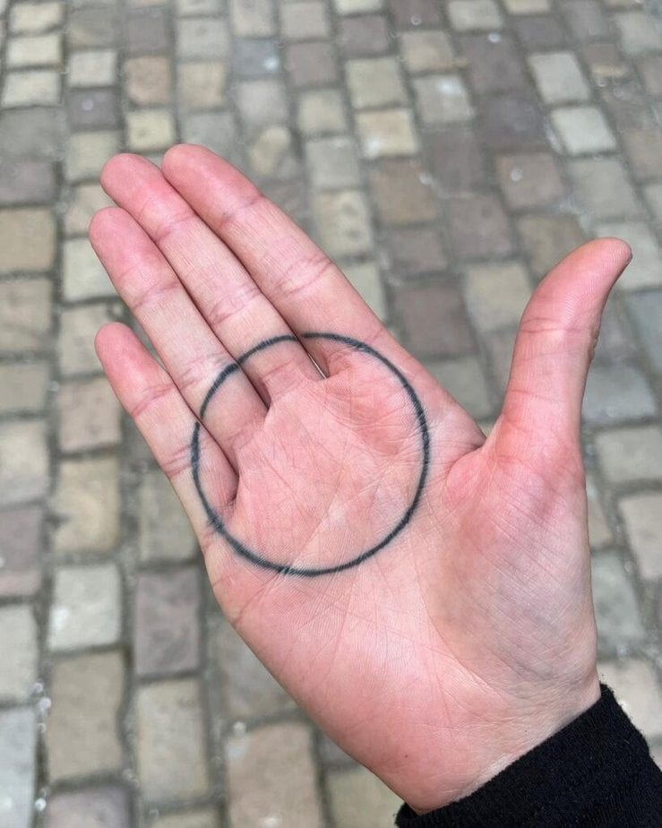 20. Ein Kreis-Tattoo auf der Handfläche