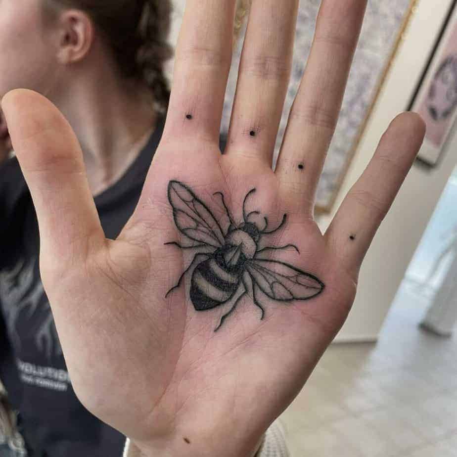 3. Ein Handflächen-Tattoo mit einer Biene