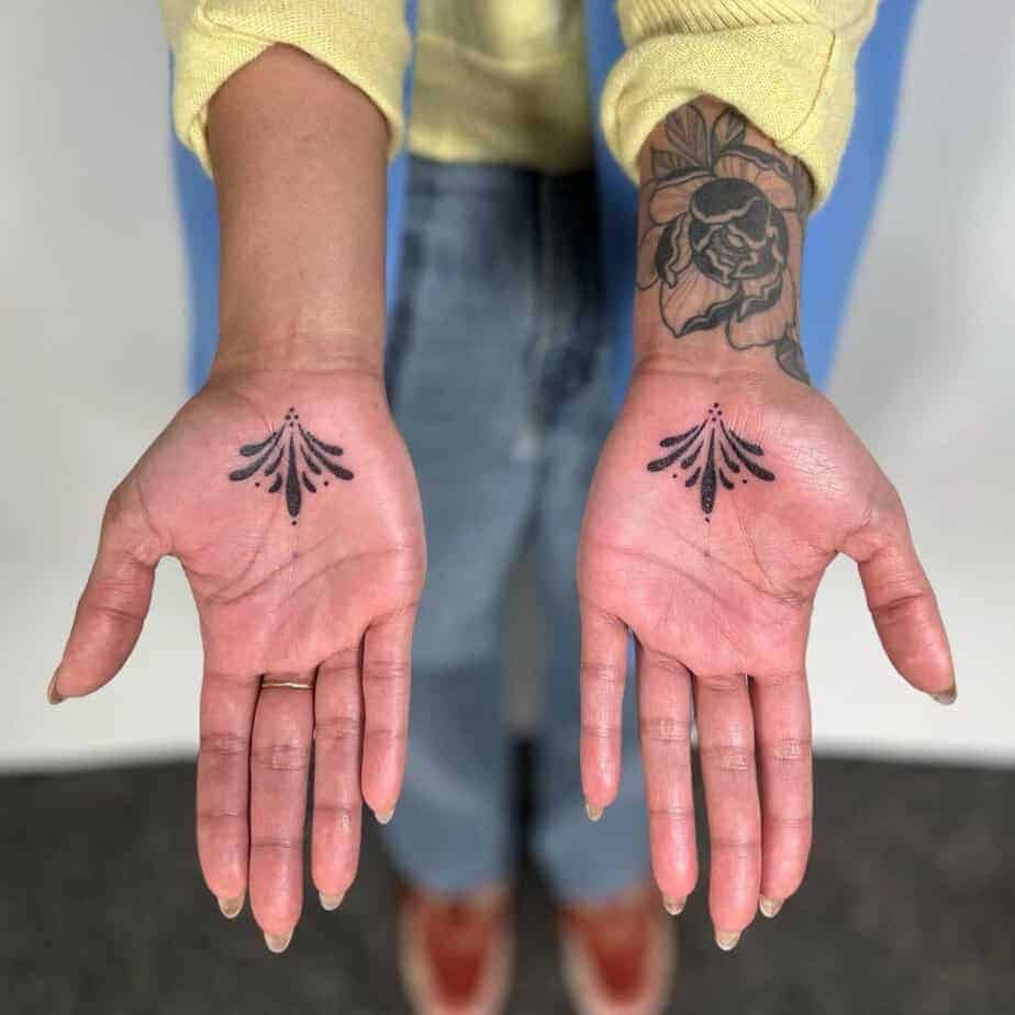 21. Ein ornamentales Handflächen-Tattoo