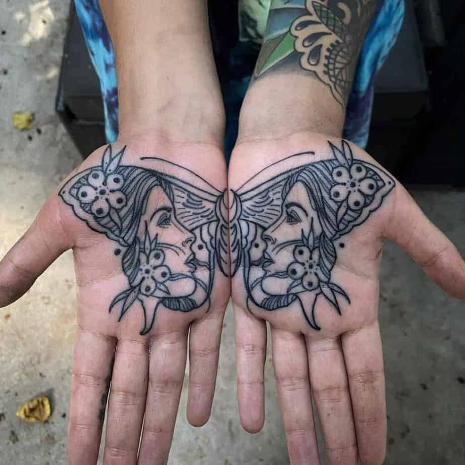 5. Ein detailliertes und zartes Schmetterlings-Tattoo auf der Handfläche