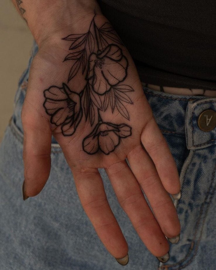 1. Ein Blumentattoo auf der Handfläche