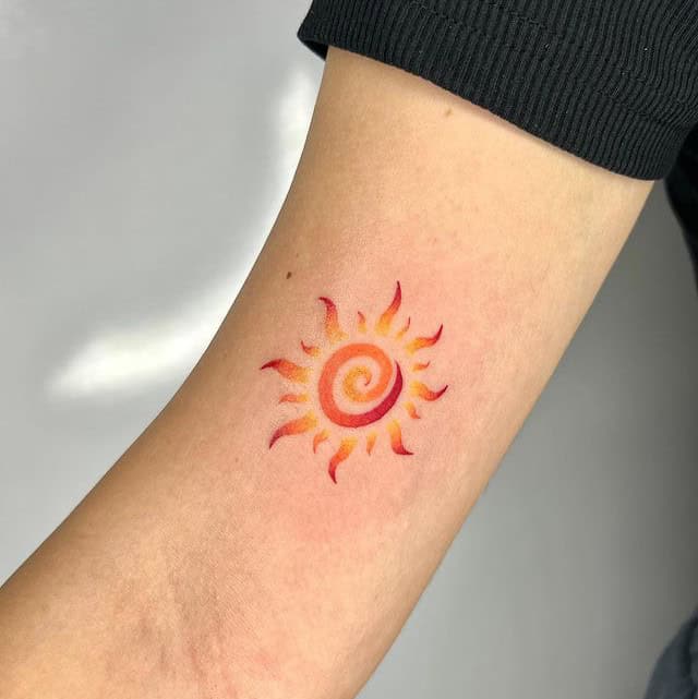6. Wirbelndes Sonnen-Tattoo