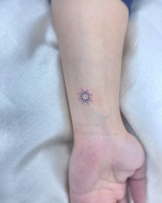 10. Winziges Sonnen-Tattoo