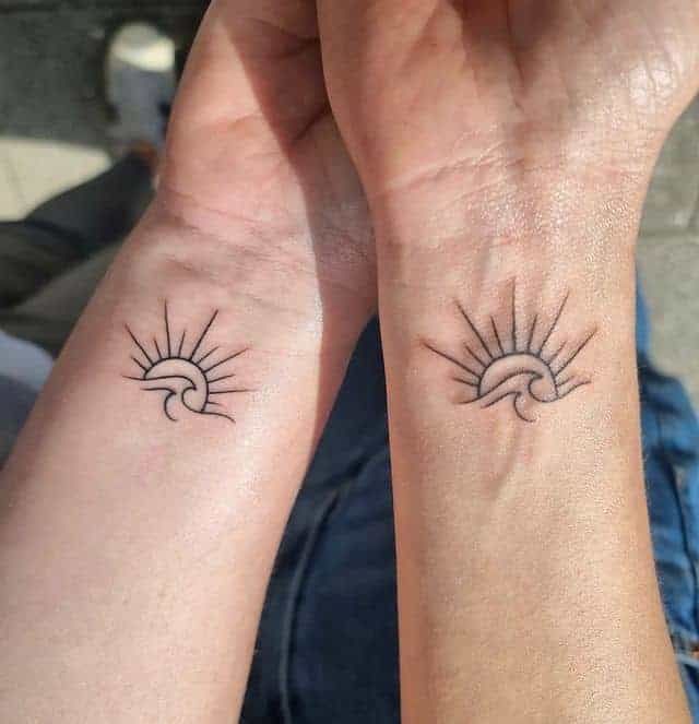 13. Sonne und Meereswellen Tattoo