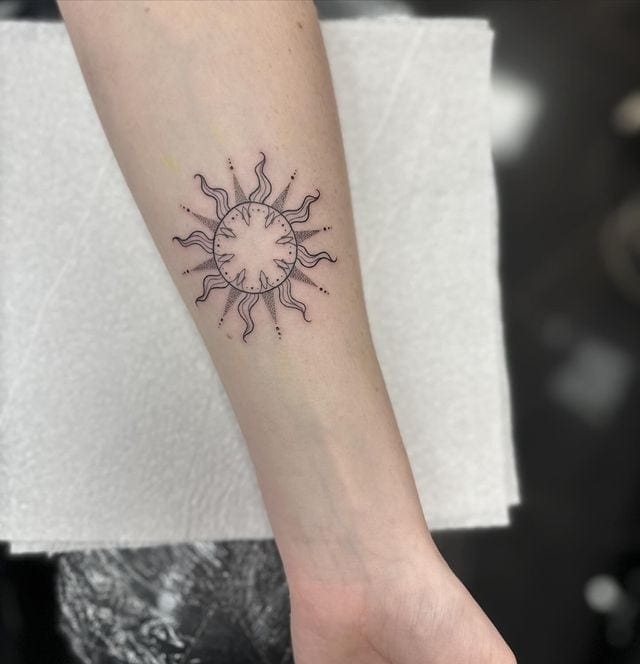 2. Niedliches kleines Sonnen-Tattoo