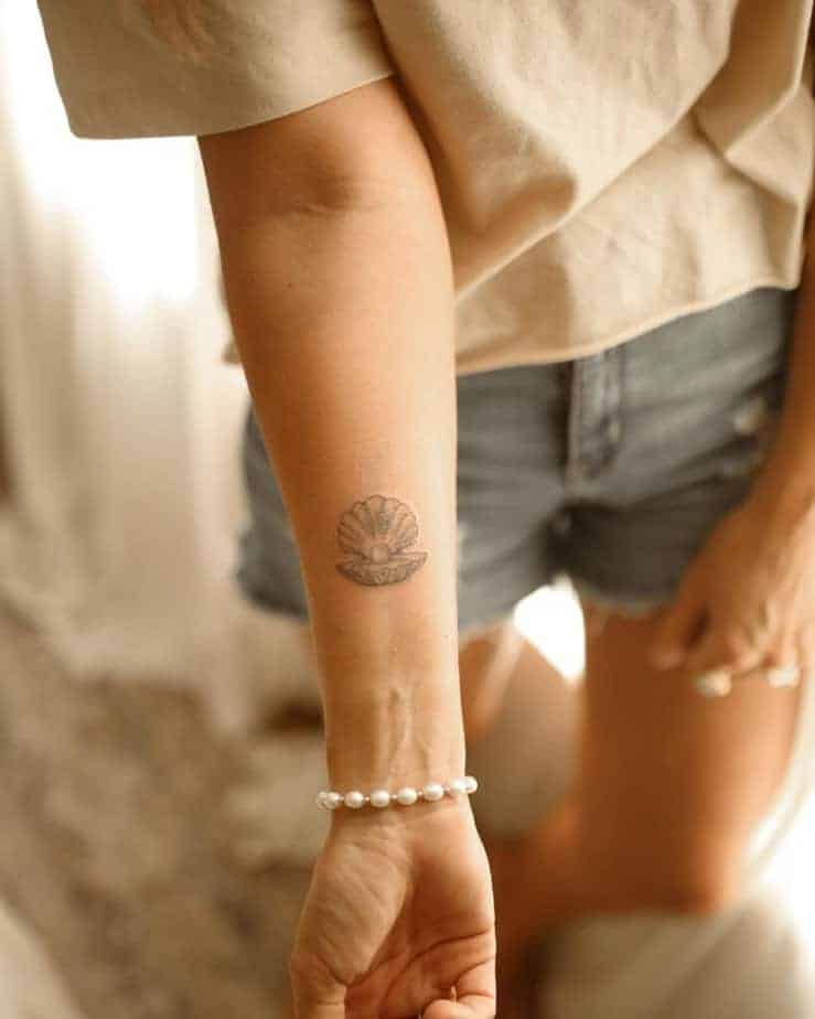 1. Ein einfaches Muschel-Perlen-Tattoo auf dem Handgelenk