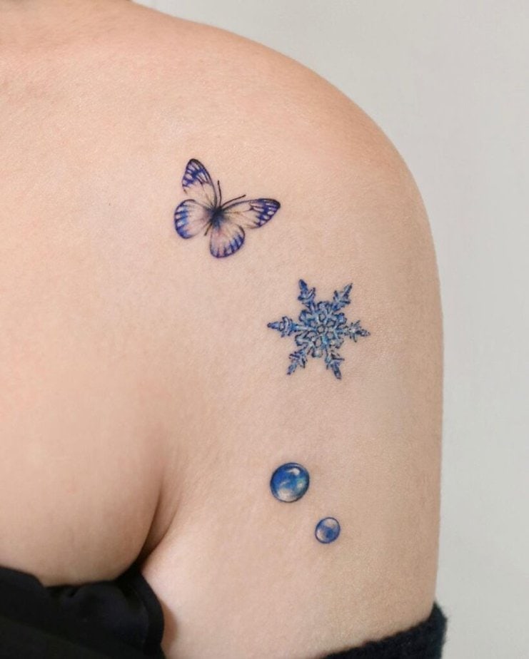 14. Ein blaues Perlentattoo mit einem Schmetterling und einer Schneeflocke