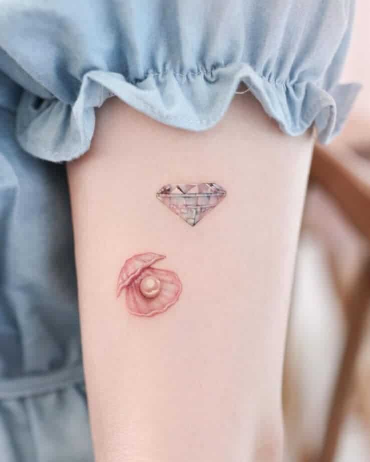 15. Ein rosa Perlen-Tattoo mit einem Diamanten