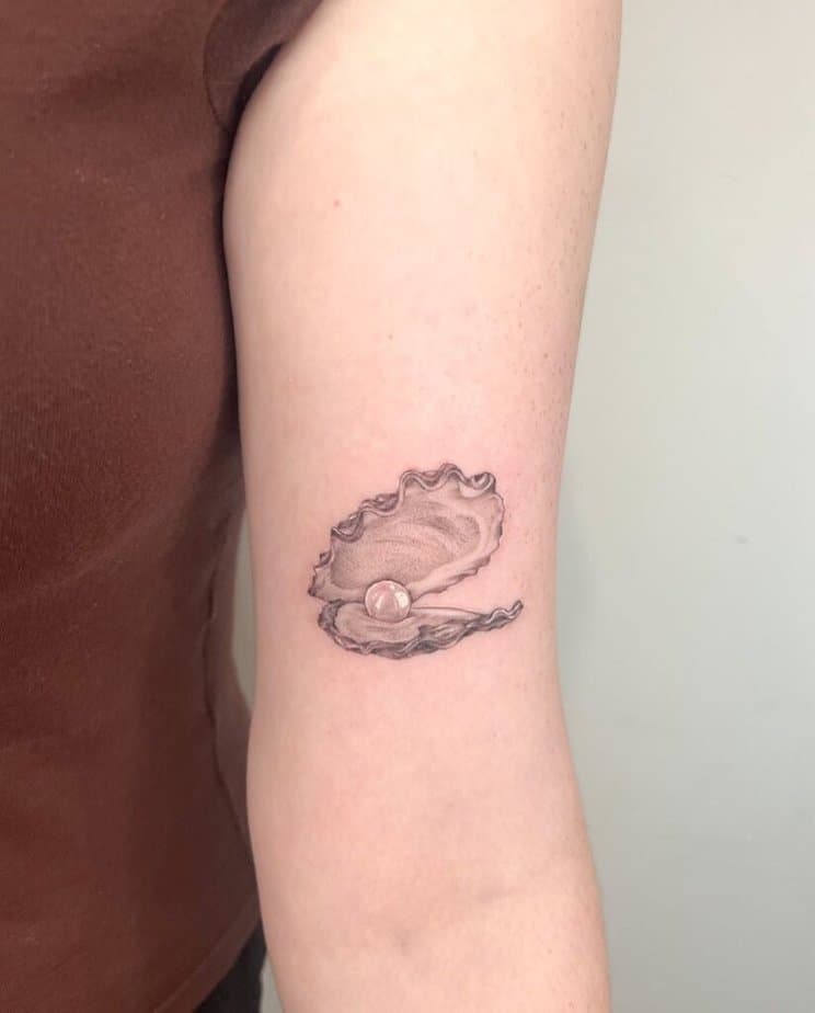 18. Ein sanftes und subtiles Austernperlen-Tattoo