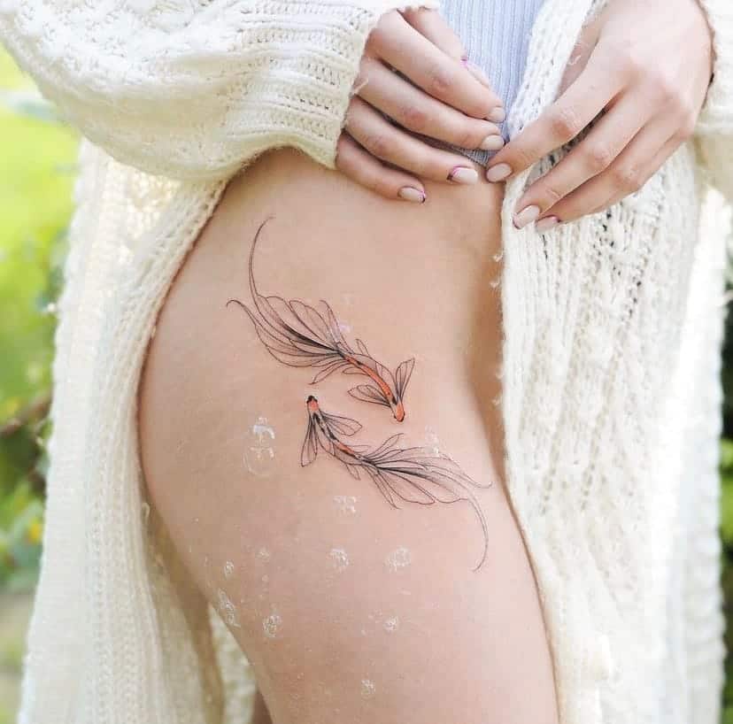 9. Ein Fische-Tattoo auf der Hüfte