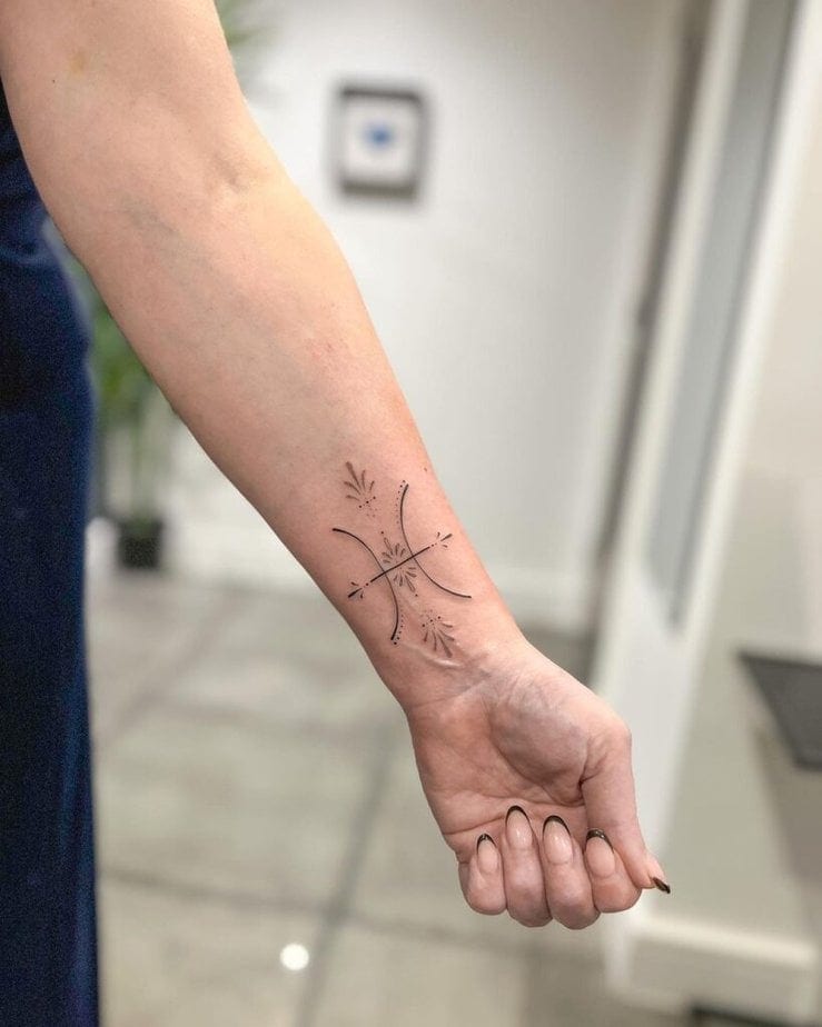 12. Ein Fische-Symbol-Tattoo auf dem Handgelenk