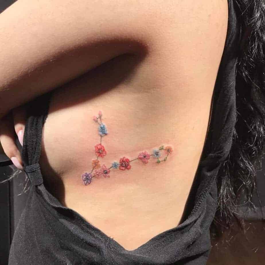 17. Ein blumiges Fische-Sternbild-Tattoo auf dem Brustkorb