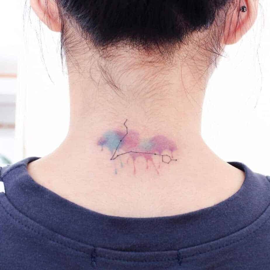 19. Ein aquarelliertes Fische-Sternbild-Tattoo im Nacken