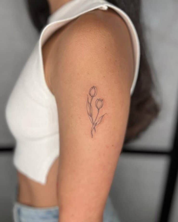 1. Ein Tulpen-Tattoo auf dem Oberarm