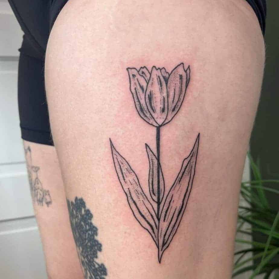 6. Ein Tulpen-Tattoo auf dem Oberschenkel