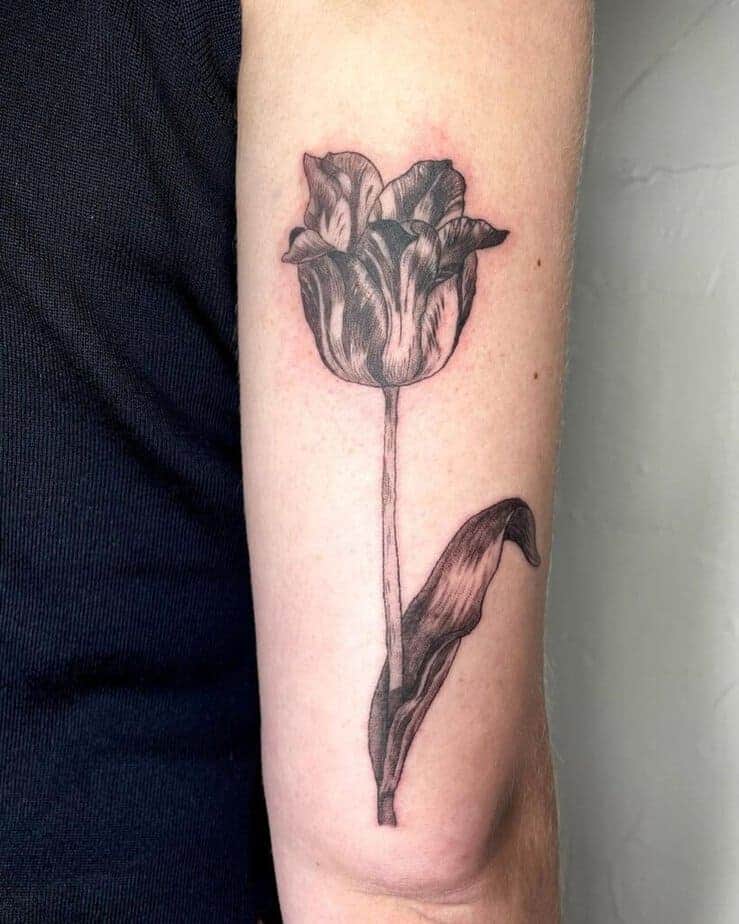 7. Ein Tulpen-Tattoo auf der Rückseite des Arms