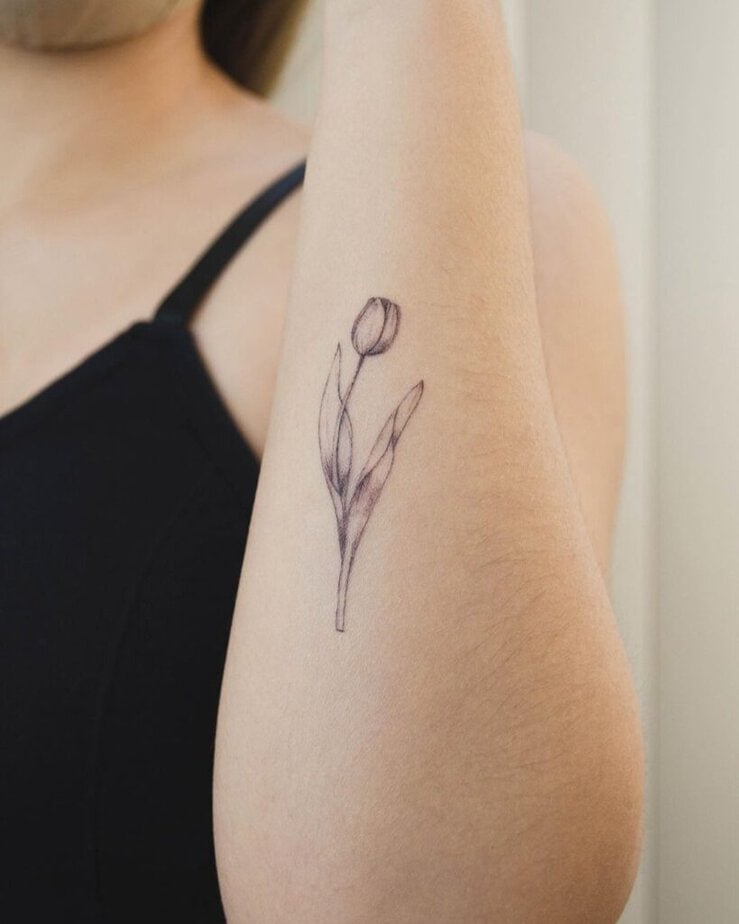 8. Ein feines Tulpen-Tattoo auf dem Arm
