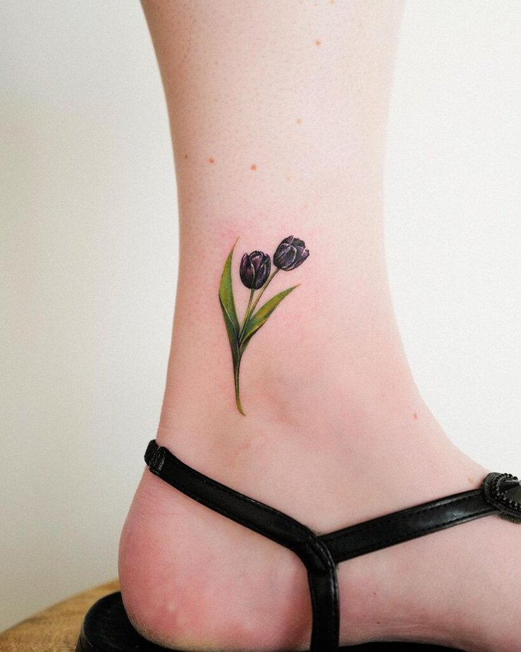 9. Ein winziges Knöcheltattoo mit zwei schwarzen Tulpen