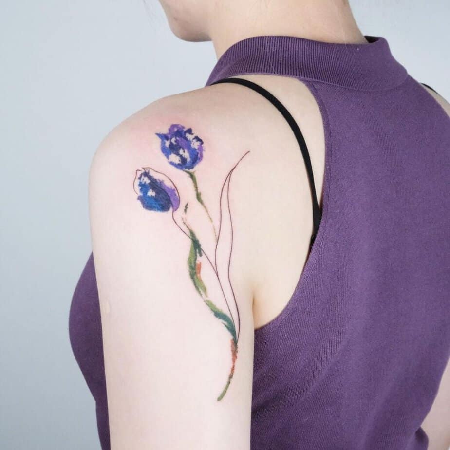 11. Ein Aquarell-Tattoo mit zwei Tulpen auf der Rückseite der Schulter