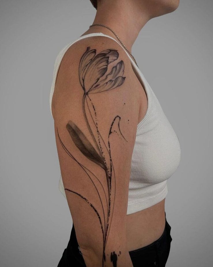 12. Eine abstrakte Tätowierung einer Tulpe über den ganzen Arm