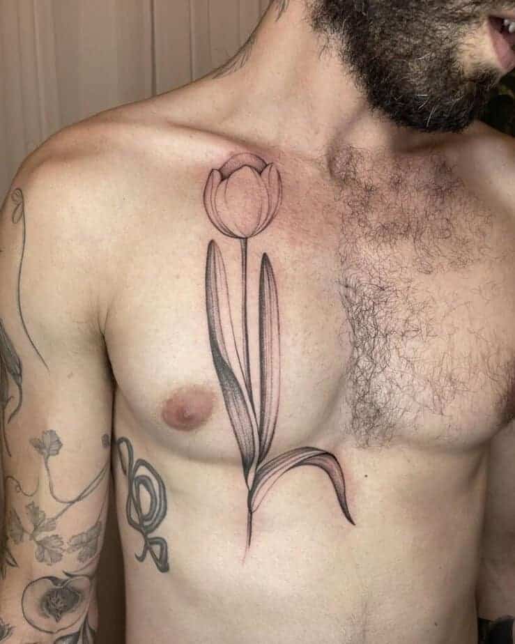 14. Ein Brusttattoo mit einer Tulpe