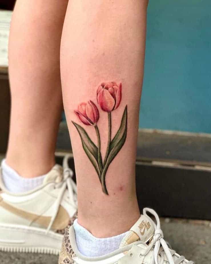 16. Ein Bein-Tattoo mit zwei Tulpen