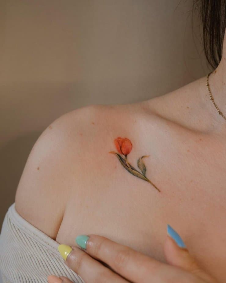 17. Ein Tulpen-Tattoo auf dem Schlüsselbein