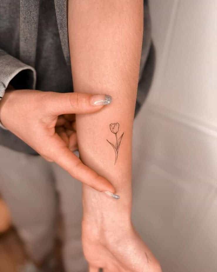 19. Ein Tulpen-Tattoo auf dem Handgelenk
